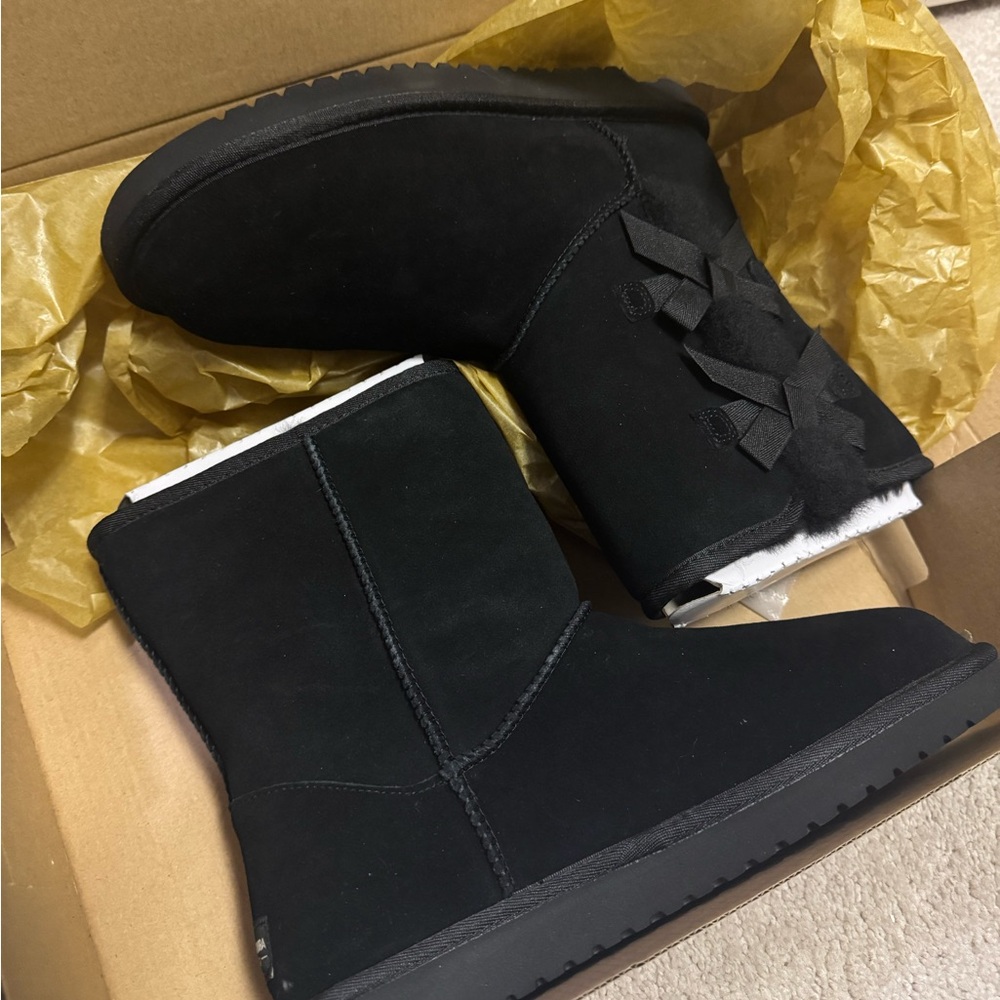 NEW in box Victoria Short Koolaburra UGGS🖤